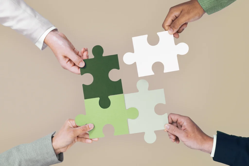 Dłonie trzymające puzzle – koncepcja rozwiązywania problemów biznesowych
