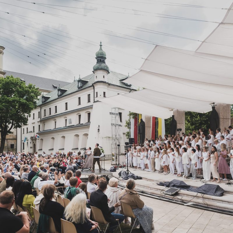 Spiewający chór, widownia w tle widać kościół na Skałce